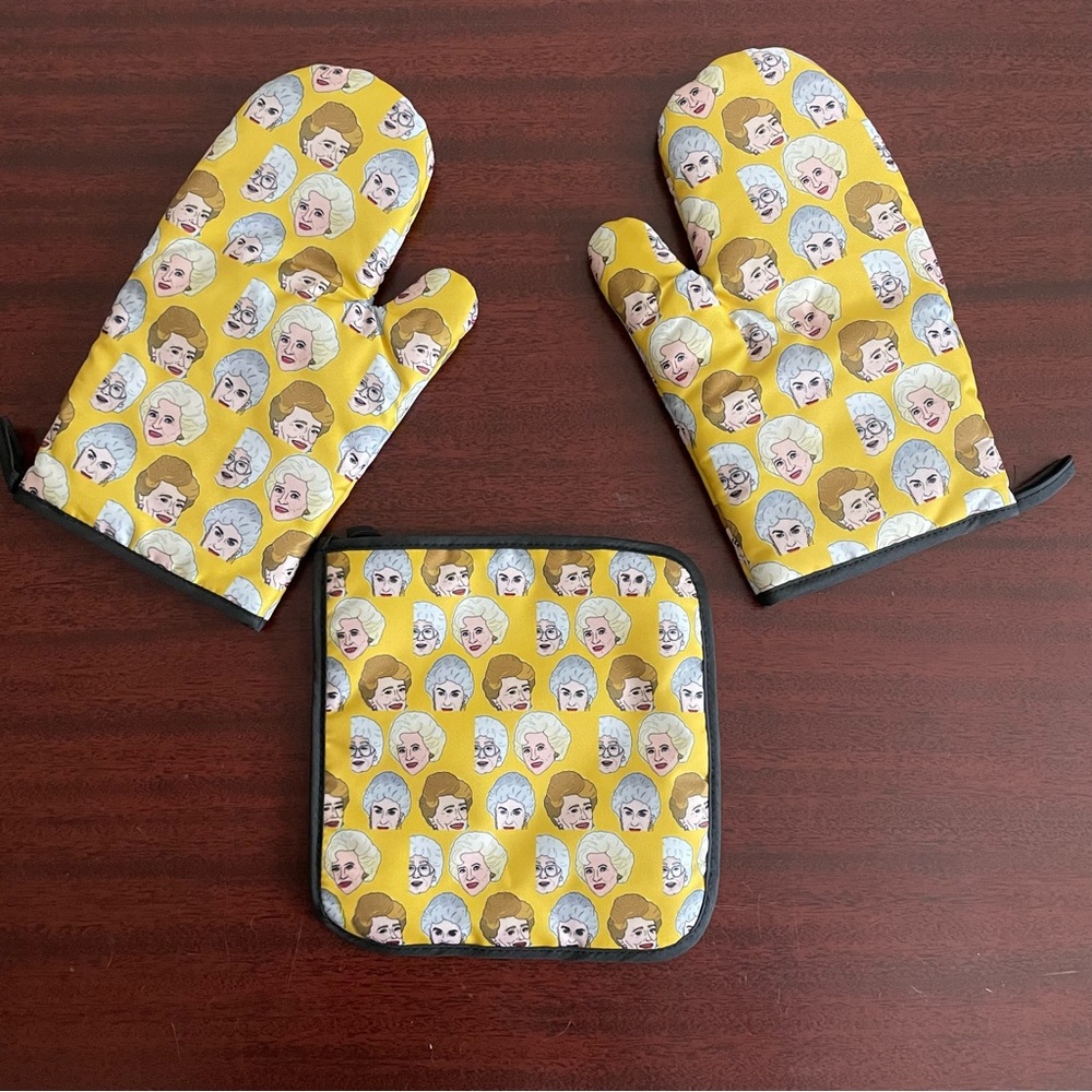NWOT Golden Girls Oven Mitts and Pot Holder